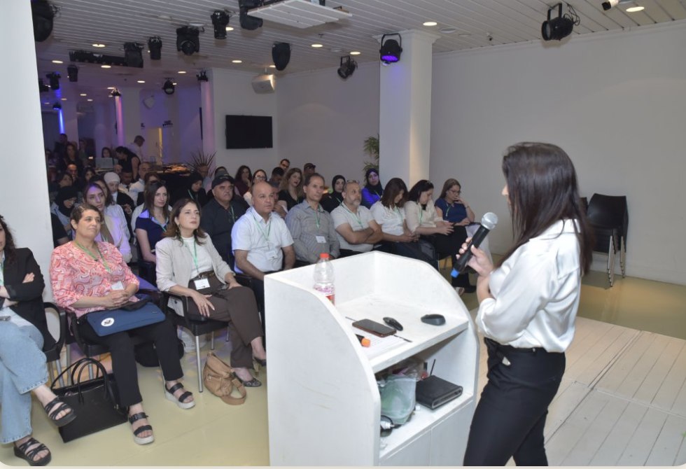 אינה גרוייס מרצה לצוותי חינוך